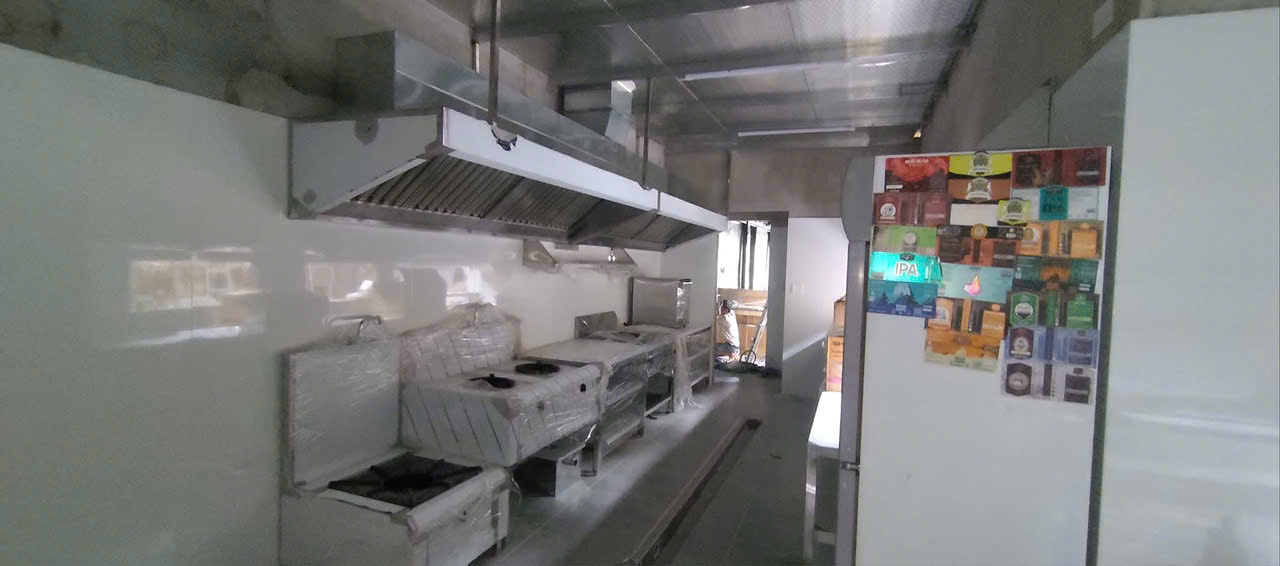 Không gian bếp dài, chụp hút khói treo trần