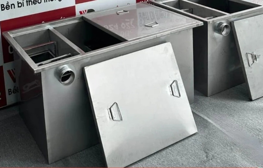 Hình ảnh bể tách dầu mỡ 1200l inox 304 với thiết kế 3 ngăn xử lý hiệu quả, phù hợp bếp công nghiệp lớn 1000–1500 suất/ngày. Gia công tại inox Hải Phát – tp. Hcm.
