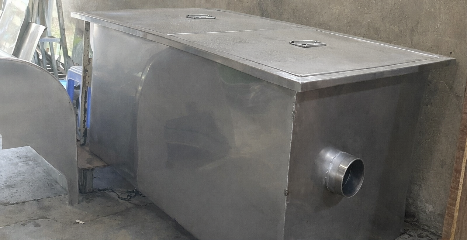 Hình ảnh thiết bị tách mỡ công nghiệp inox 304 với thiết kế 3 ngăn xử lý liên hoàn, phù hợp bếp lớn, nhà hàng và khu chế biến thực phẩm. Gia công trực tiếp tại inox việt đức.
