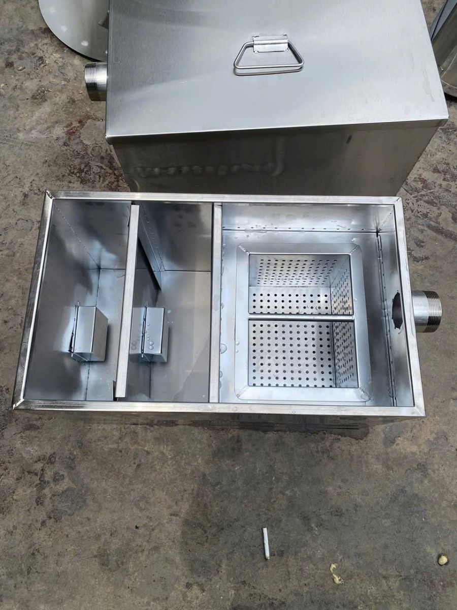 Hình ảnh bể lọc mỡ 1300l inox 304 với thiết kế 3 ngăn xử lý tối ưu, phù hợp bếp công nghiệp lớn và khu chế biến thực phẩm. Sản xuất trực tiếp tại inox việt đức.