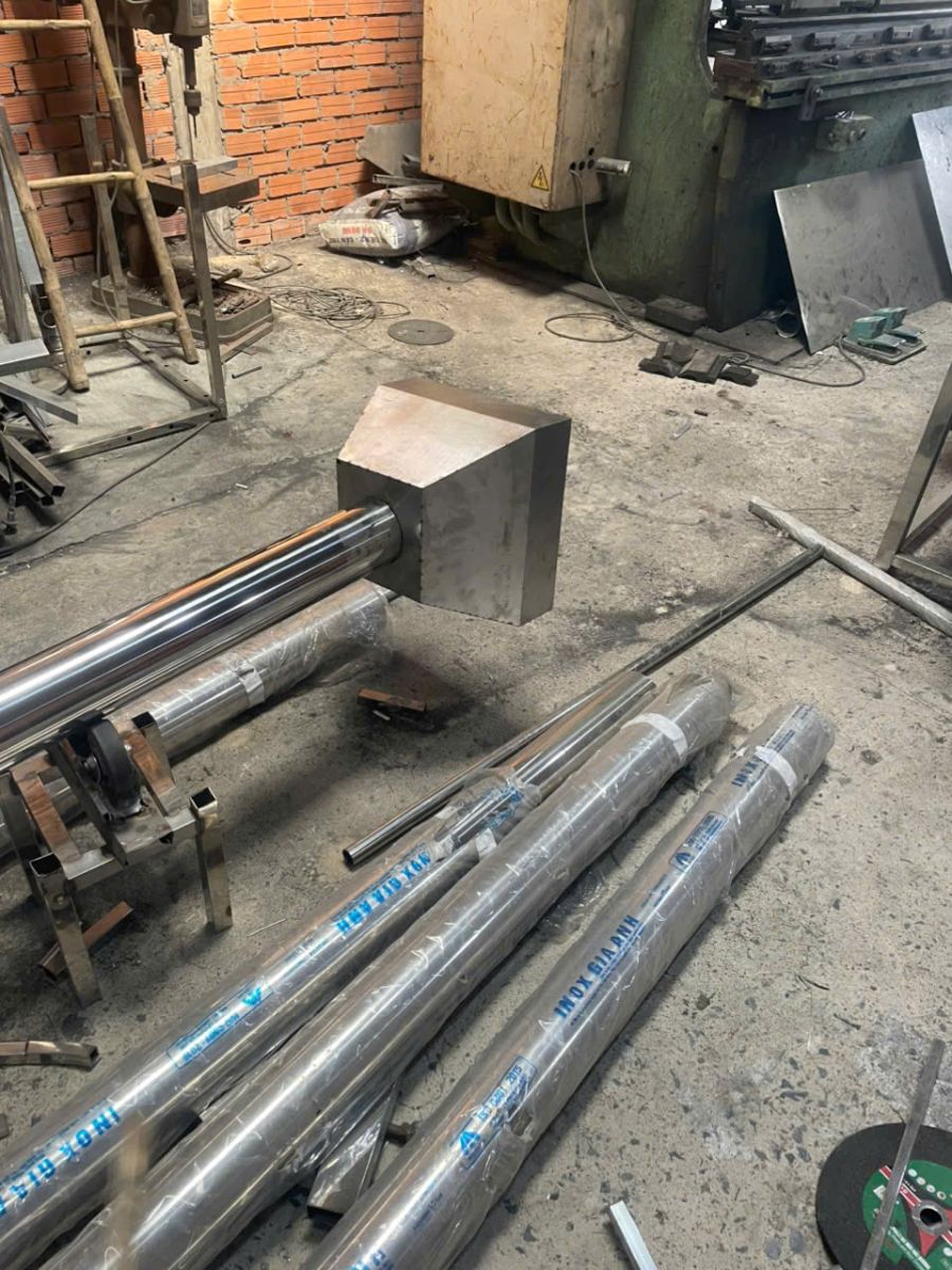 Bệ bê tông được thiết kế thẩm mỹ, chắc chắn tạo nên vẻ đẹp trang trọng cho cột cờ