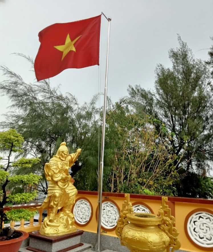 Thi công cột cờ inox ngoài trời cao 6m cho đền, chùa