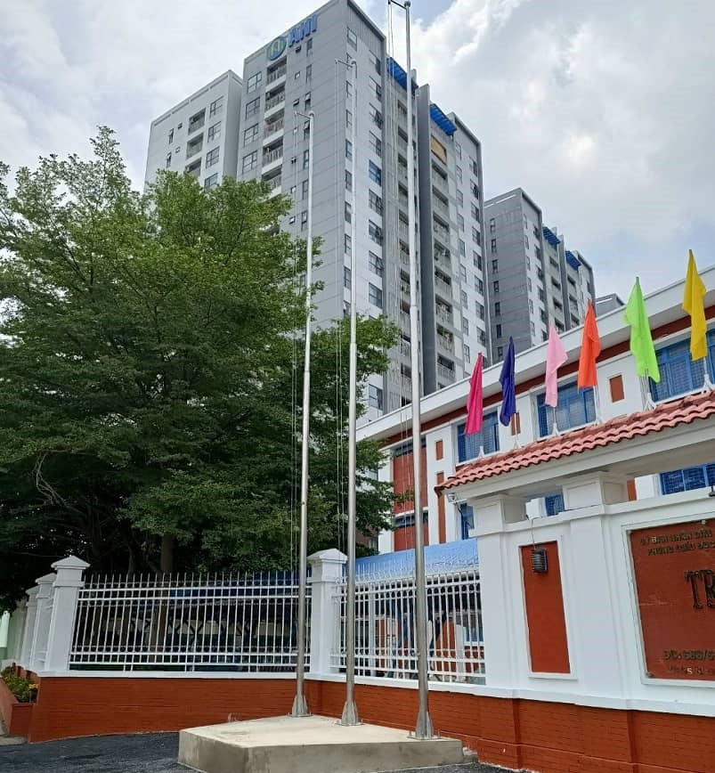 Lắp đặt cột cờ cho trường học