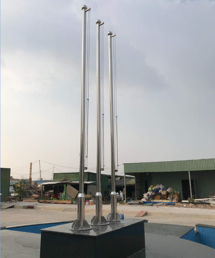 🌍 Cột Cờ Inox Ngoài Trời Cao 6m Được Sử Dụng Ở Đâu?  Cột cờ inox ngoài trời cao 6m là biểu tượng trang nghiêm, được lắp đặt rộng rãi tại nhiều không gian khác nhau nhờ độ bền cao, tính thẩm mỹ và giá trị tinh thần. Dưới đây là những địa điểm thường sử dụng:  🏛️ Cơ quan chính phủ & nhà nước Đặt trước trụ sở hành chính, tòa nhà quốc gia để treo Quốc kỳ, thể hiện chủ quyền, kỷ cương và sự trang trọng.  🚩 Khu vực biên giới & hải đảo Cột cờ inox được dựng tại biên giới, hải đảo, vùng ven biển nhằm phân định ranh giới lãnh thổ và khẳng định chủ quyền quốc gia; yêu cầu kết cấu chắc chắn, chịu thời tiết khắc nghiệt.  🏢 Cơ quan ngoại giao, đại sứ quán Thường sử dụng cột cờ inox để treo Quốc kỳ và cờ tổ chức, thể hiện tính tôn nghiêm và chuẩn mực trong ngoại giao quốc tế.  🎓 Trường học & bệnh viện Cột cờ inox cao 5–9m phổ biến tại sân trường và bệnh viện để tổ chức lễ chào cờ, tạo không gian trang nghiêm, giáo dục tinh thần yêu nước.  🏟️ Hội trường, nhà văn hóa & công viên Được lắp đặt tại trung tâm văn hóa, quảng trường, công viên như điểm nhấn thẩm mỹ, phục vụ các sự kiện và sinh hoạt cộng đồng.  💼 Công ty, doanh nghiệp & tập đoàn quốc tế Xuất hiện trước cổng công ty, khu công nghiệp, nhà máy nhằm khẳng định hình ảnh chuyên nghiệp và tầm vóc thương hiệu.  🛕 Khu thờ tự, đền, chùa Sử dụng để treo cờ Phật giáo hoặc cờ nghi lễ, mang giá trị tâm linh và sự trang trọng cho không gian thờ tự.  ✅ Tóm lại: Cột cờ inox ngoài trời hiện diện từ hành chính – giáo dục – y tế – công cộng – doanh nghiệp – đến không gian tâm linh, cho thấy sự linh hoạt, bền đẹp và giá trị biểu tượng cao của sản phẩm.
