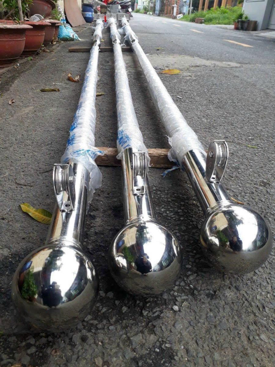 Thân cột cờ sử dụng inox 304 trang trí, bề mặt bóng sáng